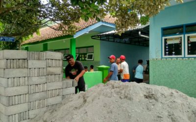 Kerja Bakti Wali Murid dengan Guru
